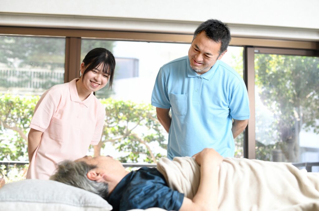 男性と会話する介護士たち