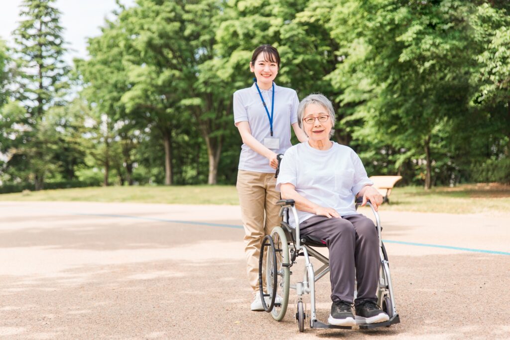車椅子の介護職員