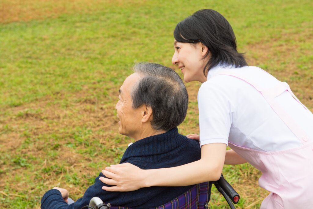 男性を介護する女性介護士